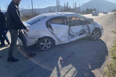 Otomobil ile traktör çarpıştı; 3 yaralı