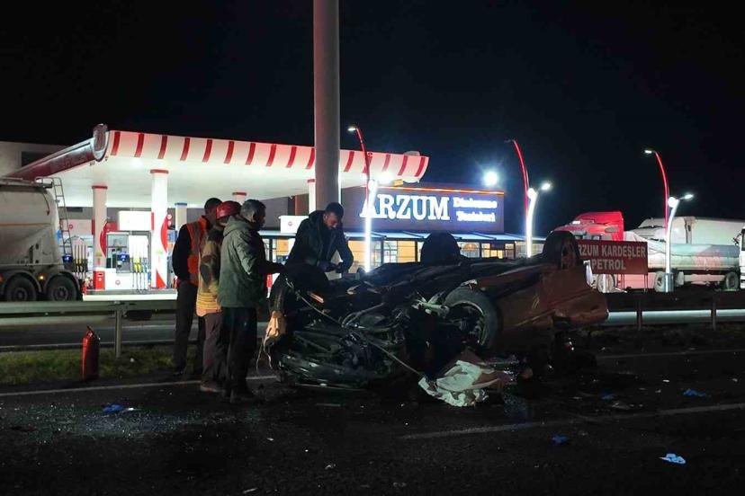 Otomobil tıra arkadan çarpıp takla attı: 1 ölü, 1’i ağır 3 yaralı