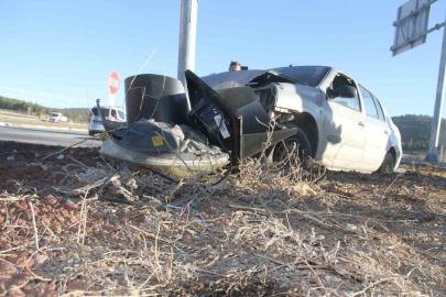 Otomobil trafik ışığı direğine çarptı: 2 yaralı