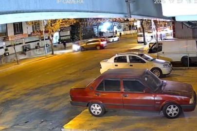 Otomobilin çarptığı motokurye yaralandı: Kaza anı kamerada