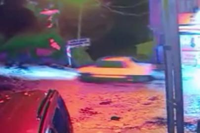 Otomobilin metrelerce aşağı düştüğü o anlar kameraya yansıdı: 2 yaralı
