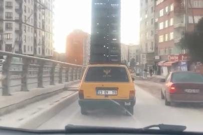 Otomobilin tavanında sebze kasaları taşıdı, trafiği tehlikeye attı