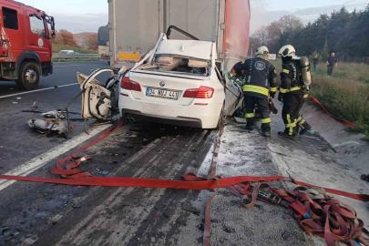 Otomobiliyle tırın altına giren 18 yaşındaki sürücü hayatını kaybetti