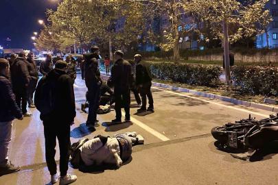 Otomobille çarpışan motosikletteki 2 genç yaralandı