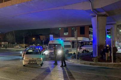 Otomobille hafif ticari araç çarpıştı: 1 yaralı