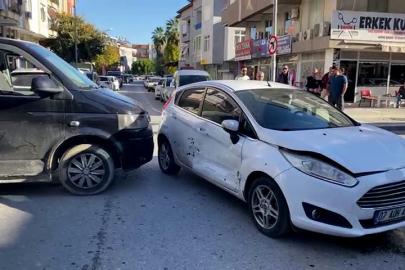 Otomobille hafif ticari aracın çarpışması kamerada