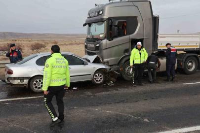 Otomobille tır kafa kafaya çarpıştı: 1 ölü 1’i ağır 3 yaralı