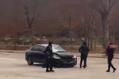 Otomobillerin çarpıştığı kaza kamerada