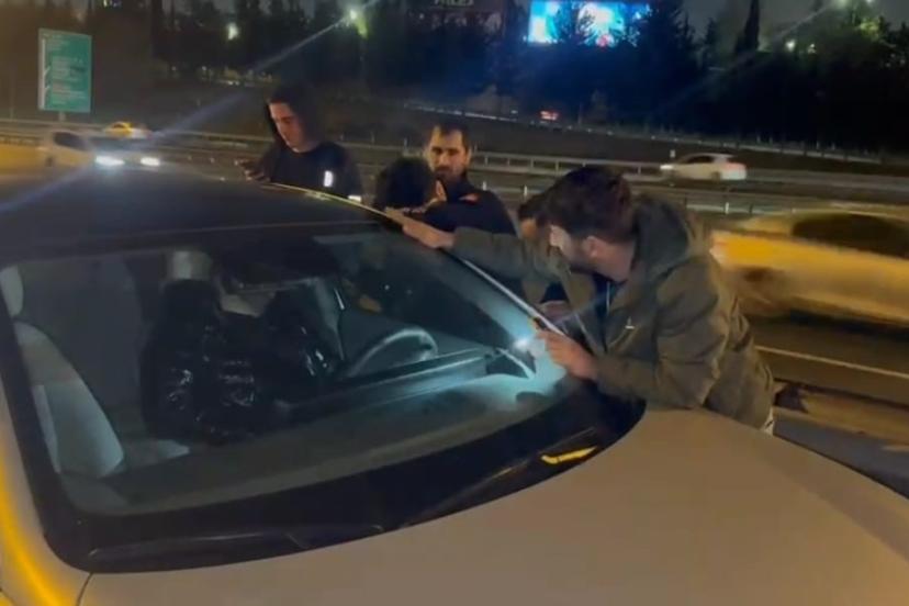 Otoyolda aracının içinde uyuyan adamı itfaiye camı kırarak uyandırdı