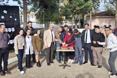 Özel öğrenciler protokol üyeleriyle birlikte hasat yapıp pasta kesti