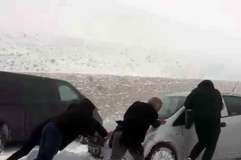 Palandöken geçidinde ulaşıma kar engeli