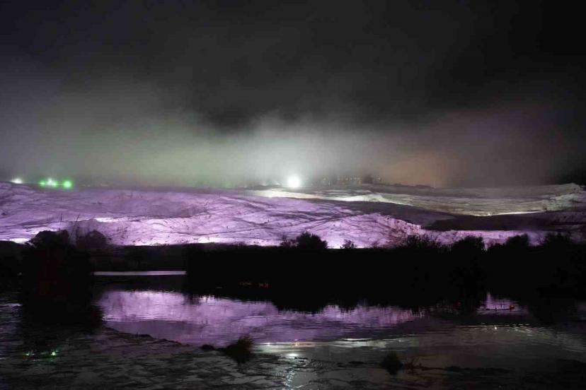 Pamukkale travertenlerinde yağmur sonrası oluşan sis, kartpostallık görüntüler oluşturdu