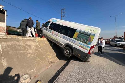 Park halindeki minibüs duvardan yolun kenarına düşerek asılı kaldı