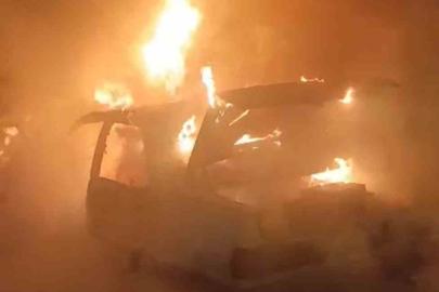 Park halindeki otomobil alev topuna döndü