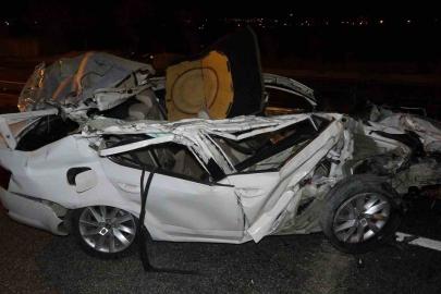 Park halindeki tıra çarpan otomobil hurdaya döndü: 2 yaralı