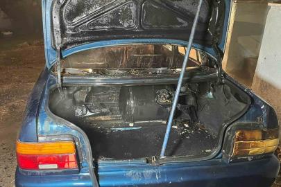 Park halindeyken yanan otomobil kullanılamaz hale geldi