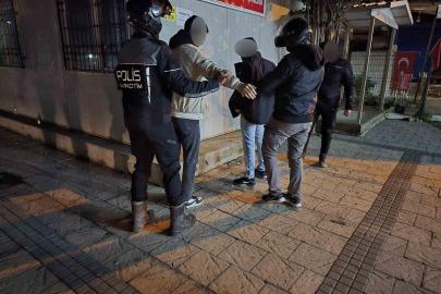 Parklarda, sokaklarda uyuşturucu içen 12 kişi suçüstü yakalandı