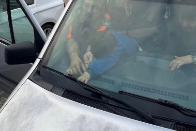 Parmakları aracın havalandırmasına sıkışan çocuğu itfaiye kurtardı