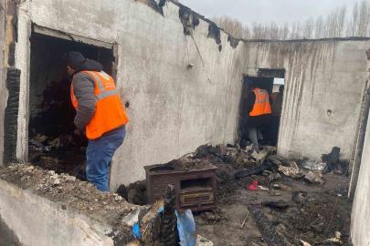 Patnos’ta evi yanan aileye dernekten yardım eli