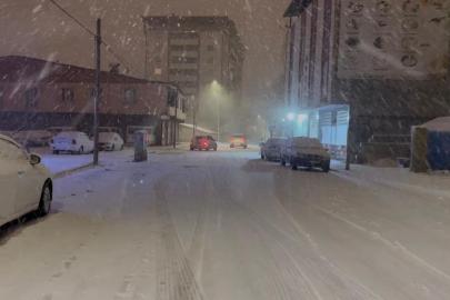 Patnos’ta kar yağışı ulaşımı aksattı, tırlar yolda kaldı