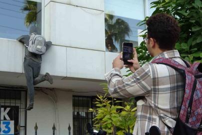 Penceredeki cansız manken ‘hırsız’ı görenler, polisi arıyor, taş atıyor