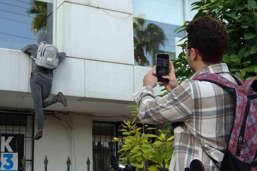 Penceredeki cansız manken ‘hırsız’ı görenler, polisi arıyor, taş atıyor