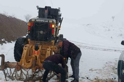 Pervari’de grup köy yolu kardan kapandı