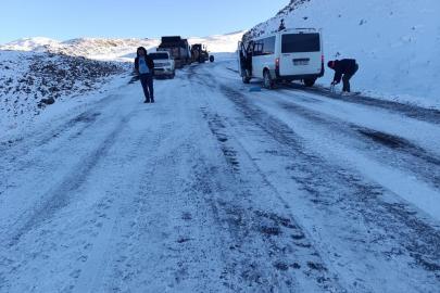 Pervari’de yolcu minibüsü yan yattı