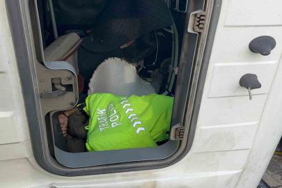 Polis üniformasını çıkarıp yaralının üzerini örttü