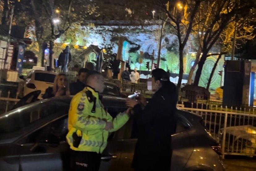 Polislerin sabır sınavı: 1.96 promil alkollü sürücü uygulama noktasını birbirine kattı, polislere hakaret etti