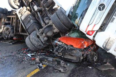 Posof’ta buzda kayan iki tır ve bir otomobil birbirine girdi: 1 yaralı