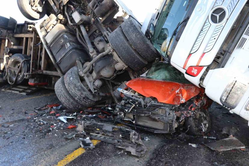 Posof’ta buzda kayan iki tır ve bir otomobil birbirine girdi: 1 yaralı