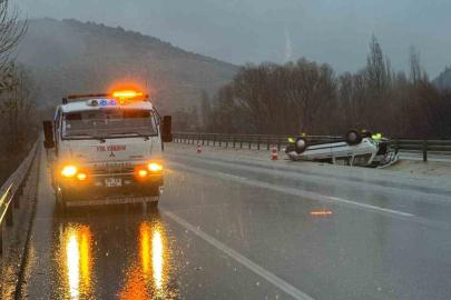 Refüje devrilen otomobil sürücüsü yaralandı