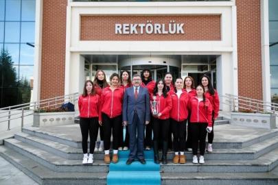 Rektör Kaplancıklı, başarılı sporcularla bir araya geldi