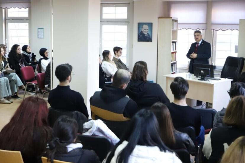 Rektör Kızıltoprak, ’Siyasi Tarih Dersi’ni Mustafa Hakkı Yeşil Kütüphanesi’nde işledi