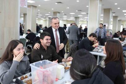 Rektör Prof. Dr. Altun, öğrenciler ile yemek yedi