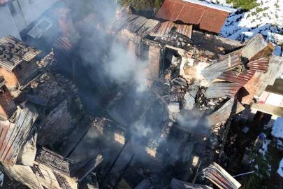 Rize’de bir evde çıkan yangın 2 eve daha sıçradıktan sonra söndürüldü