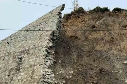 Rize’de istinat duvarı çöktü