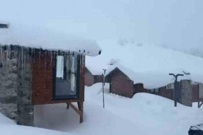 Rize’de yüksek tepeler beyaza büründü