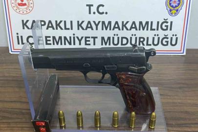 Ruhsatsız tabanca taşıyan 2 şahıs polis engeline takıldı