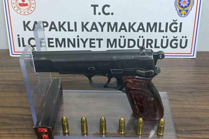 Ruhsatsız tabanca taşıyan 2 şahıs polis engeline takıldı