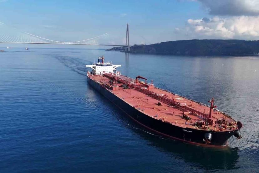 Rusya’nın en büyük limanında vurulan gemi İstanbul Boğazı’ndan geçti