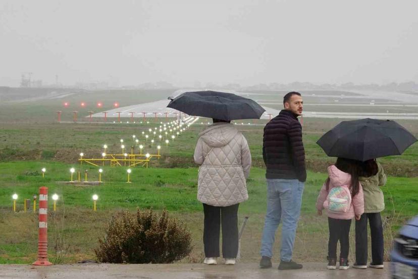 Sabiha Gökçen’in pistinde popüler hale gelen seyir terası ziyaretçi akınına uğruyor