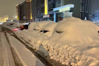 Safranbolu’da araçlar kar altında adeta kayboldu