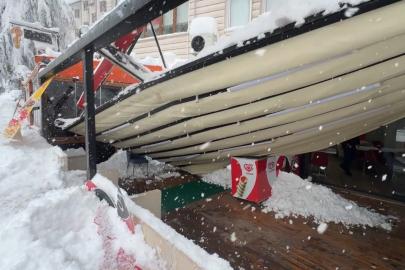 Safranbolu’da kar nedeniyle çatı ve tenteneler çöktü