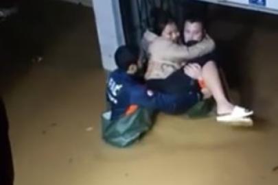 Sağanak sonrası evinde mahsur kalan kadını ekipler kurtardı