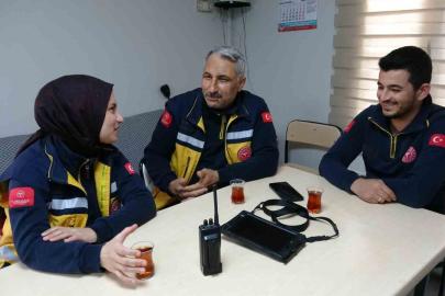 Sağlık çalışanı baba ve kızı aynı ambulansta hayat kurtarıyor