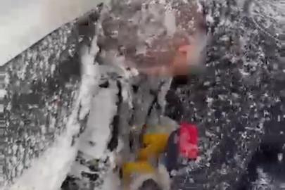 Sağlık ekiplerinin kar mesaisi: Zincir takıp hastaya ulaştılar