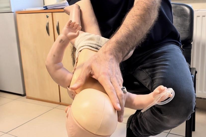 Sağlık personelinin telefonda yönlendirdiği anne 1 aylık bebeğin hayatı  kurtardı