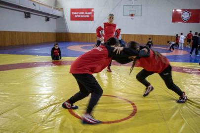 Şampiyon güreşçi Nesrin Baş, Tokat’ta kız çocuklarına örnek oldu